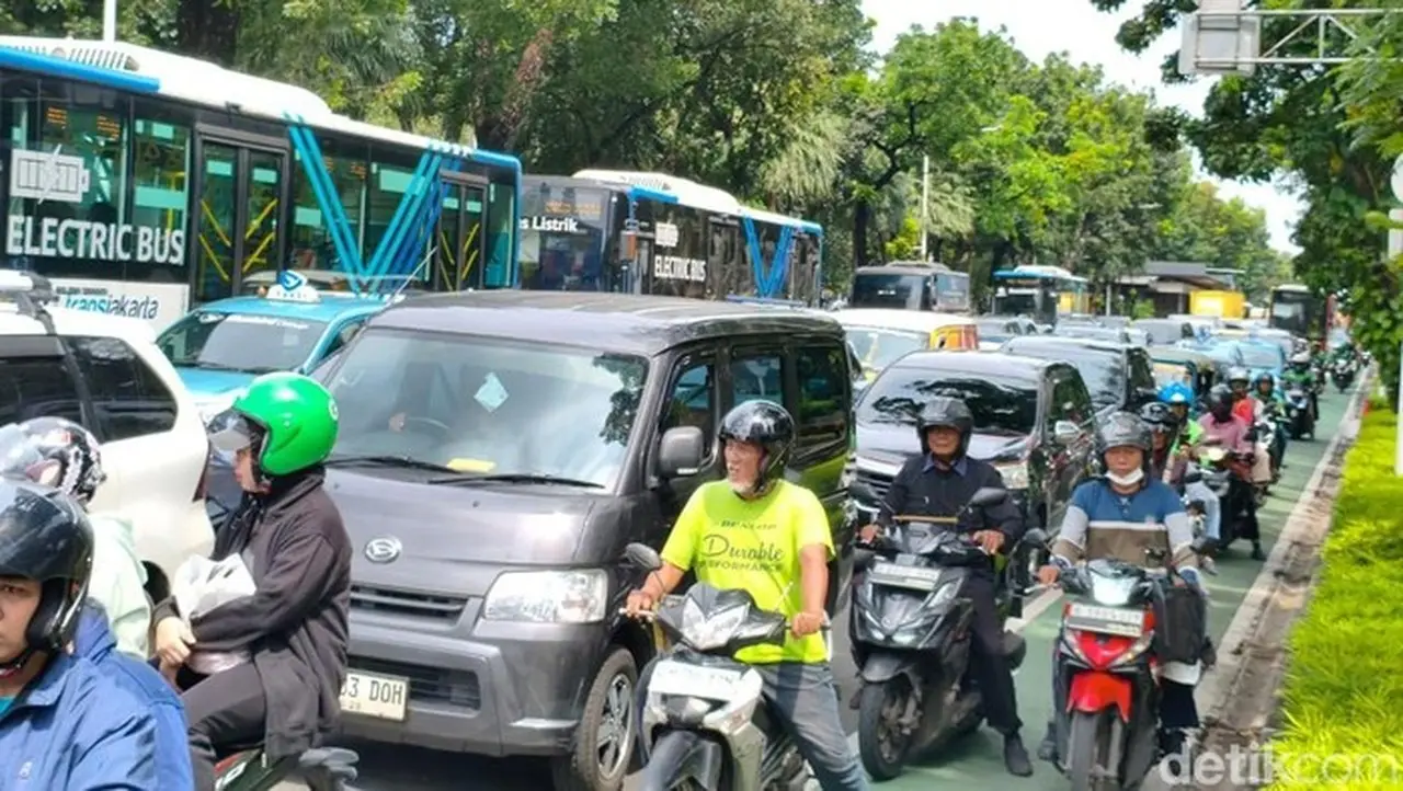 Lalu Lintas Jalan Medan Merdeka Selatan Dari Arah Gambir Menuju Patung Kuda Macet Imbas Adanya Demo Buruh Yang Menuntut Kenaikan Ump Jakarta Jadi Rp 5,8 Juta. (kurniawan F/detikcom)