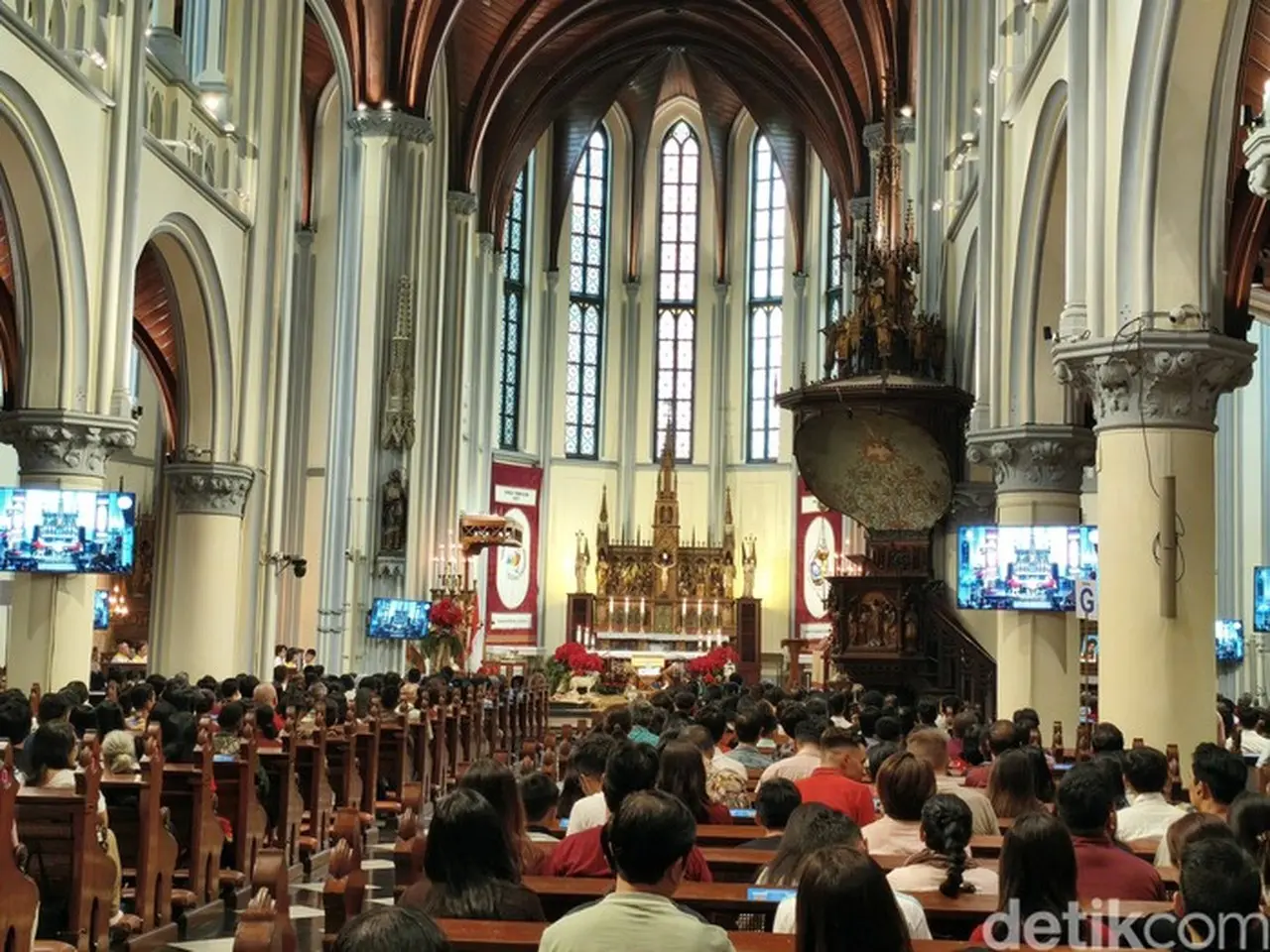 Foto: Gereja Katedral Memberi Sesi Khusus Untuk Jemaat Lansia Dalam Melaksanakan Ibadah Misa Natal 2025. Para Jemaat Lansia Mengaku Bisa Beribadah Lebih Khidmat. (kurniawan F/detikcom)