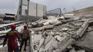 Bangunan Parkir Dua Lantai Ambruk di Koja, Timpa Lima Kendaraan