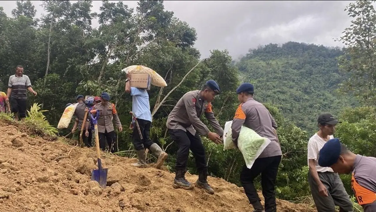 Polisi Bantu Evakuasi Warga Terdampak Longsor Di Lebak (foto: Dok. Polda Banten)