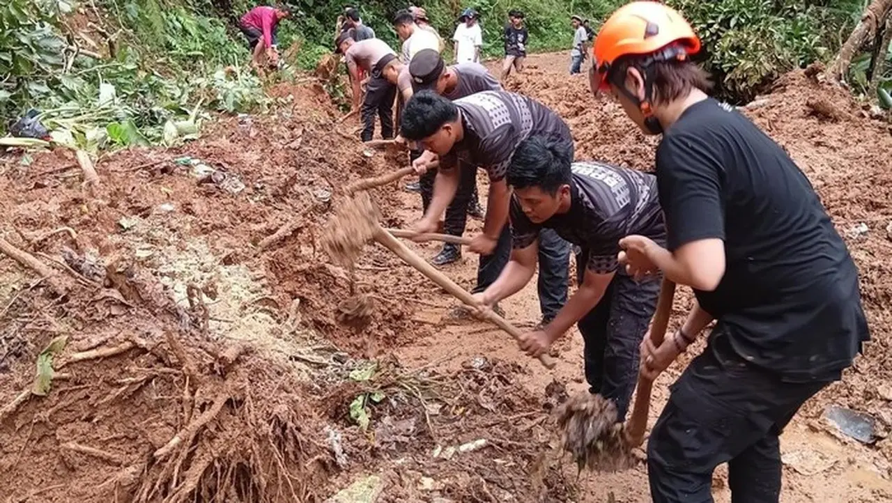 Kejadian Tanah Longsor Di Mandalwangi, Pandeglang. (foto: Dok. Istimewa)