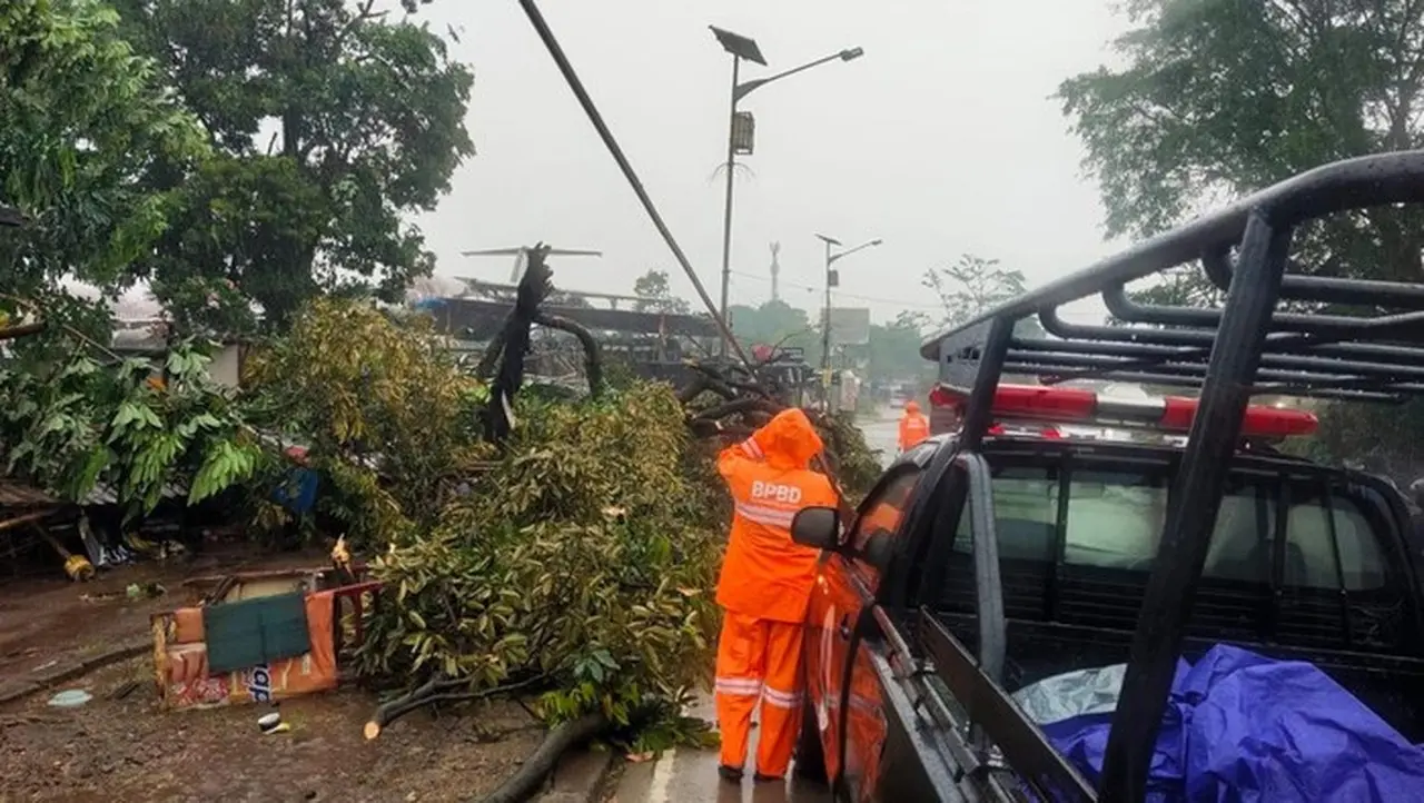 Hujan Deras Disertai Angin Kencang Terjadi Di Kemang, Bogor, Jawa Barat (jabar). Hujan Angin Mengakibatkan Pohon Tumbang Dan Sejumlah Rumah Rusak. (dok Bpbd Kab Bogor)