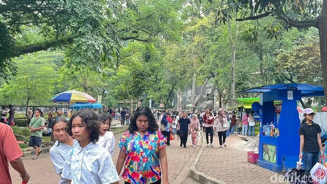 Taman Margasatwa Ragunan Dipadati Pengunjung Pada Libur Natal. Total Pengunjung Hingga Sore Hari Ini, Tercatat Telah Menembus Angka 50 Ribu Orang. (anggi M/detikcom)