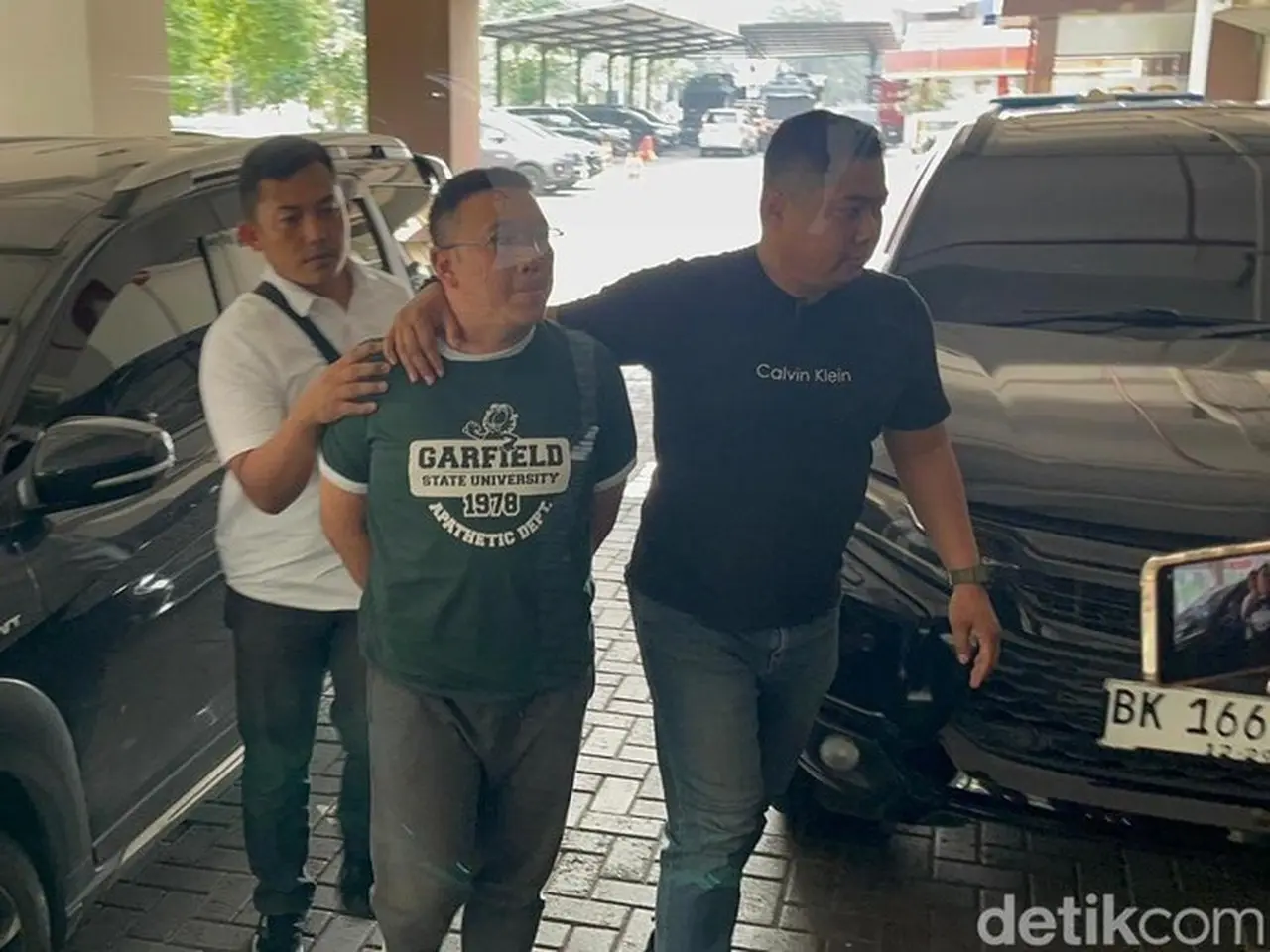 Samuel, Pembeli Tanah Yang Mengusir Nenek Elina, Ditangkap. (praditya Fauzi Rahman/detikjatim)