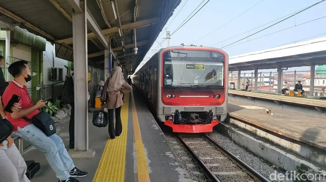 Krl Baru Seri Cli 225 Buatan Inka Resmi Beroperasi Per Selasa (16/12). (jabbar Ramdhani/detikcom)