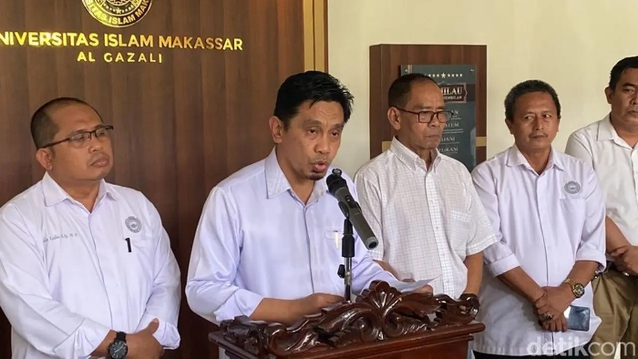 Rektor Uim Muammar Bakry Dalam Konferensi Pers Terkait Dosen Meludahi Kasir Swalayan Di Makassar. (sahrul Alim/detiksulsel)