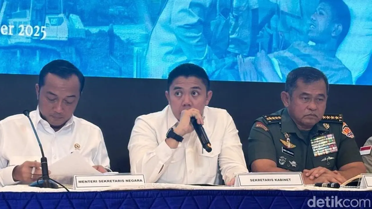 Foto: Seskab Teddy Indra Wijaya (tengah) Dalam Konferensi Pers Pemulihan Dan Rencana Strategis Pascabencana Di Sumatra Jelang Akhir Tahun Di Posko Terpadu Lanud Halim Perdanakusuma, Jakarta, Senin (29/12/2025). (firda Cynthia Anggraini/detikcom).