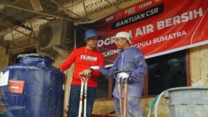 Telkomsel Salurkan Air Bersih dan Dapur Umum untuk Warga Terdampak Bencana di Aceh Tamiang