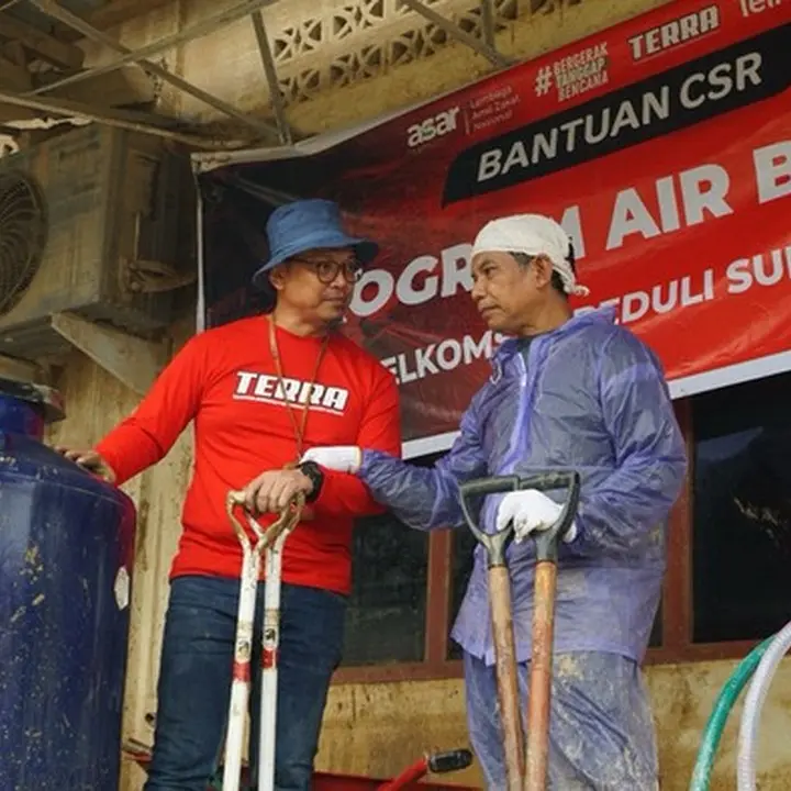 Telkomsel Salurkan Air Bersih dan Dapur Umum untuk Warga Terdampak Bencana di Aceh Tamiang