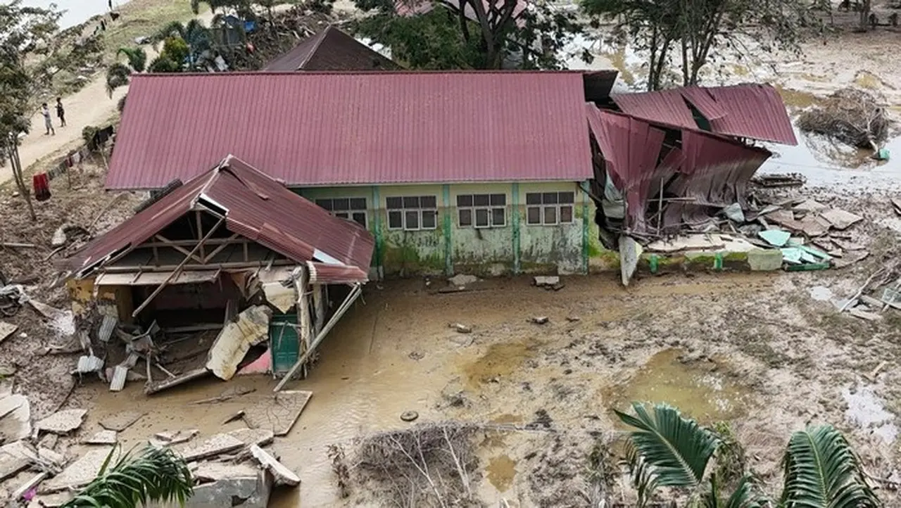 Sekolah Rusak Akibat Banjir Di Aceh (foto: Antara Foto/syifa Yulinnas)