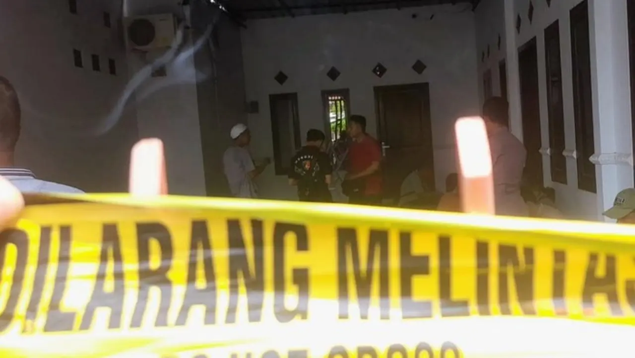 Foto: Olah Tkp Lokasi Sekeluarga Ditemukan Meninggal Di Besuki Situbondo, Jawa Timur. (istimewa)