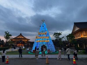 Gereja di Jakarta Sulap Galon Bekas Le Minerale Jadi Pohon Natal Raksasa 15 Meter