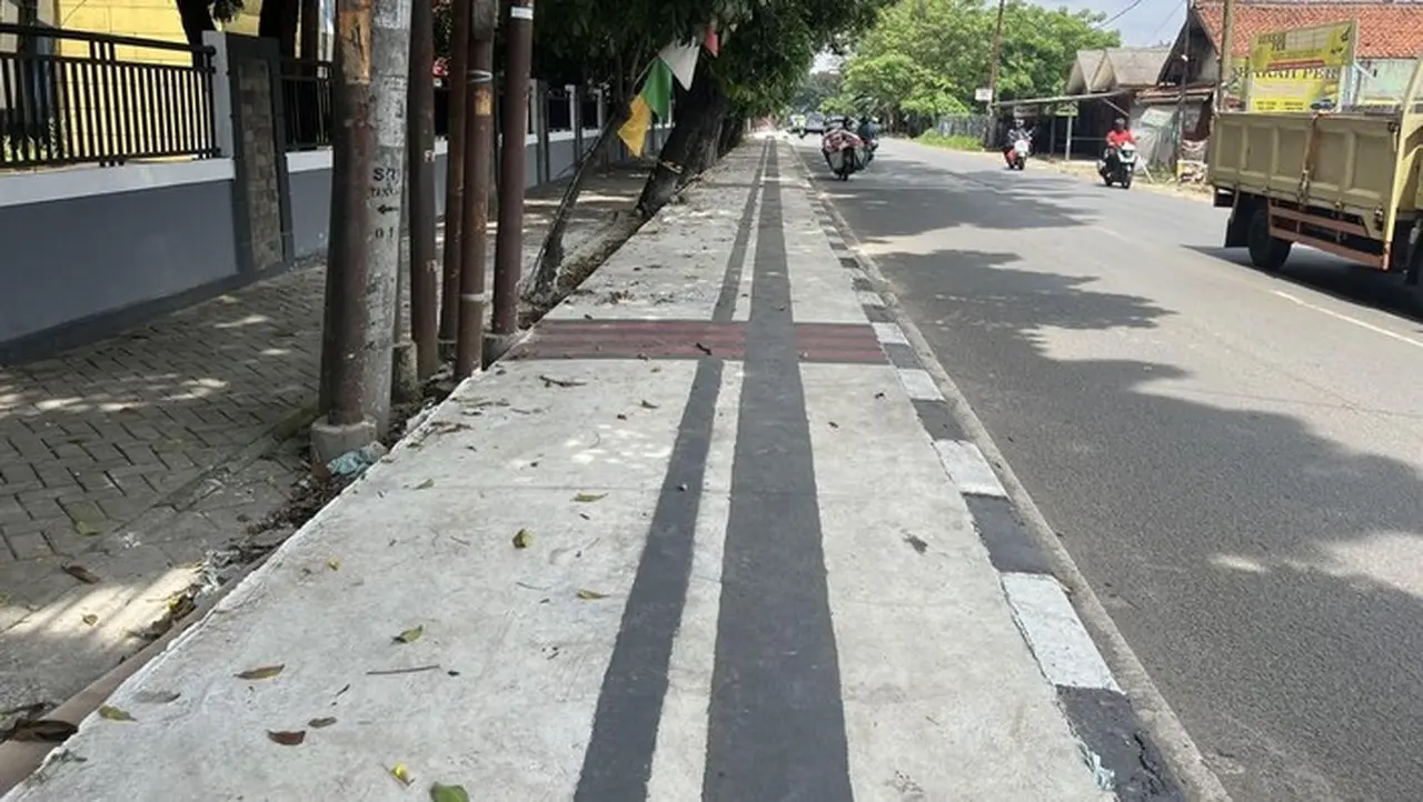 'guiding Block' Di Tangsel Cuma Dicat Kuning, Usai Viral Berubah Jadi Abu Abu (adhfar Aulia Syuhada/detikcom)