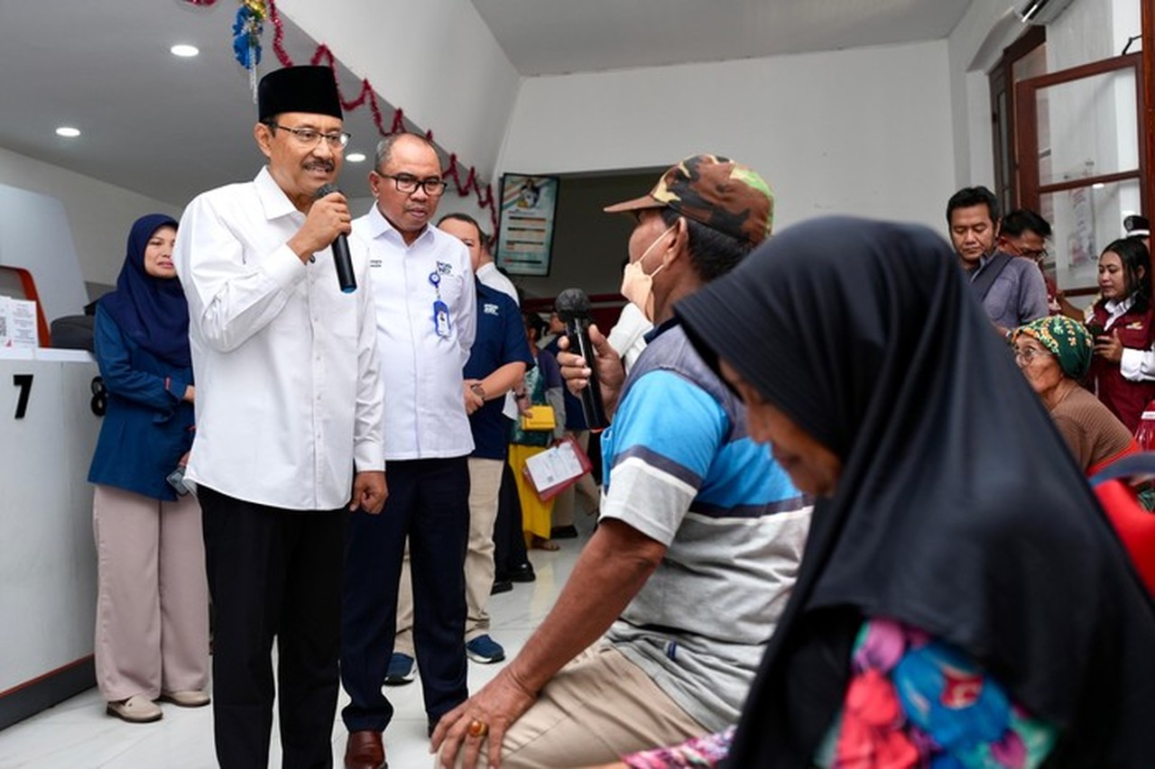 Mensos Pastikan Dapur Umum Terus Beroperasi, Sajikan 400 Ribu Porsi Tiap Hari untuk Korban Bencana Mensos Pastikan Dapur Umum Terus Beroperasi, Sajikan 400 Ribu Porsi Tiap Hari untuk Korban Bencana