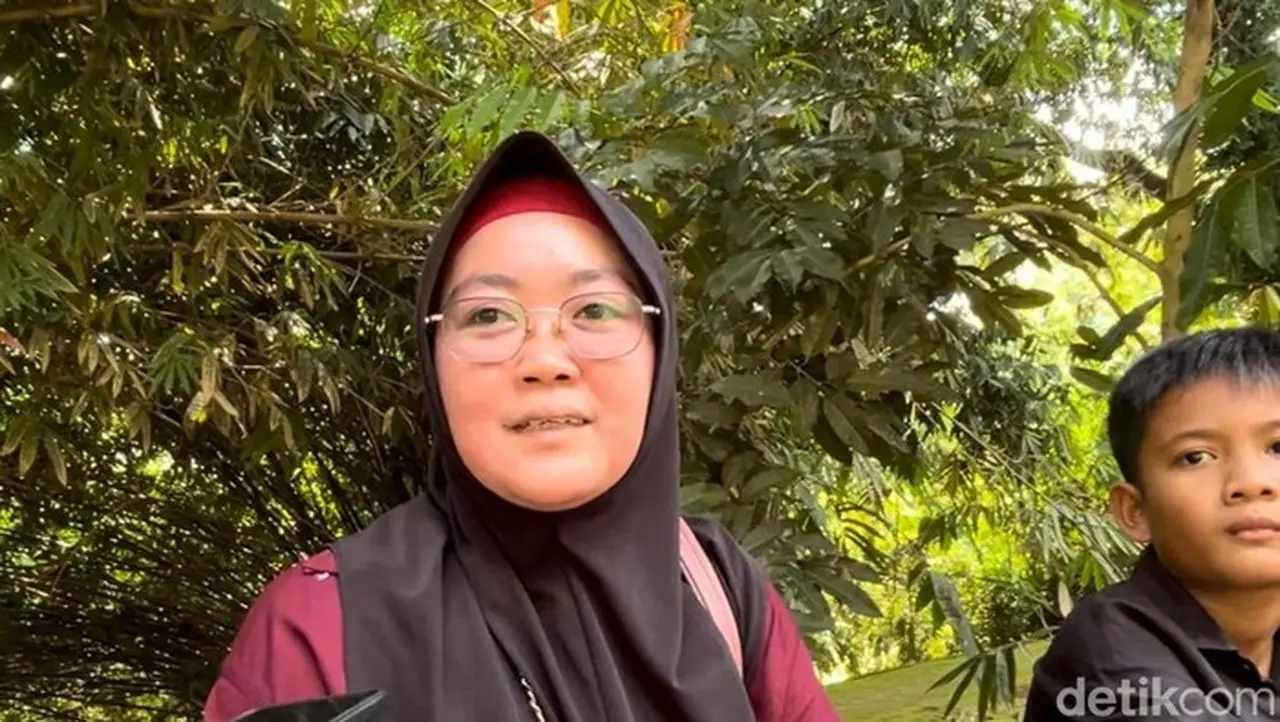 Mary, Warga Cirebon Yang Sengaja Mengajak Anak Berlibur Ke Ragunan, Kamis (25/12/205). (anggi Muliawati/detikcom)