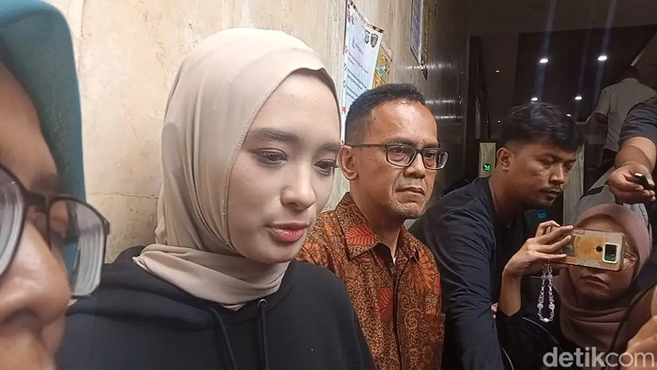 Inara Rusli Saat Ditemui Di Polda Metro Jaya. Foto: Muhammad Ahsan Nurrijal/detikcom
