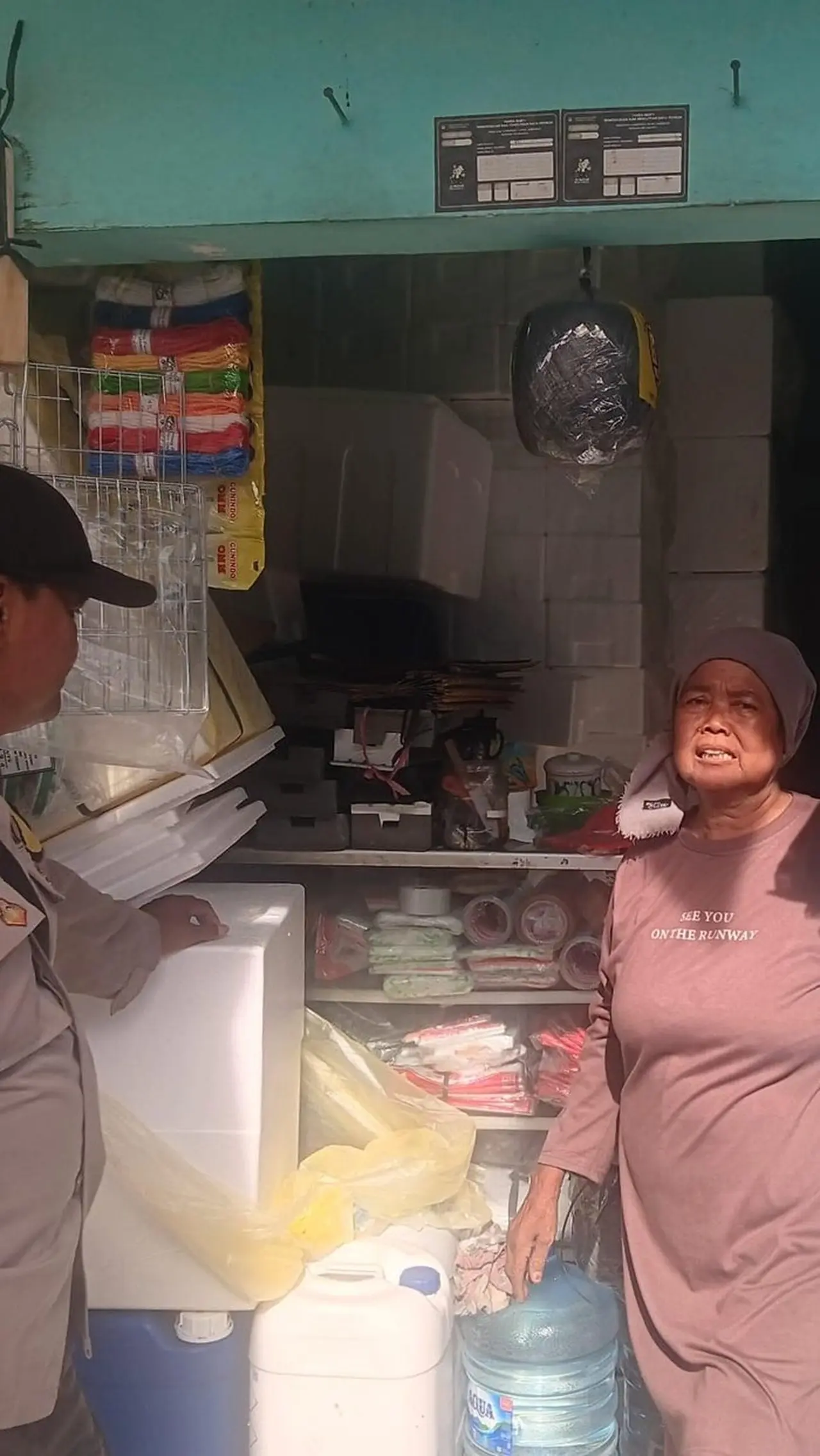 Duit Hp Nenek Penjaga Warung Di Jakut Dicuri. (dok. Istimewa)