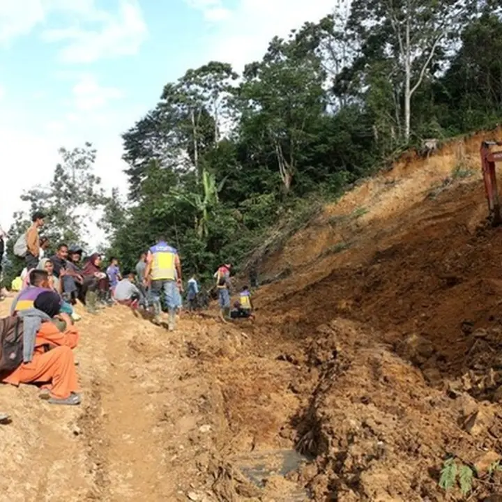 Longsor Aceh Tengah: Hujan Deras Timpa Jalur Alternatif, Warga dan Mobil Terjebak