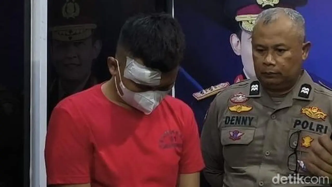Sopir Bus Po Cahaya Trans Yang Kecelakaan Di Exit Tol Krapyak Kota Semarang Saat Dihadirkan Di Pos Terpadu Nataru, Simpang Lima Semarang, Selasa (23/12/2025) (ardian Dwi Kurnia/detikjateng)