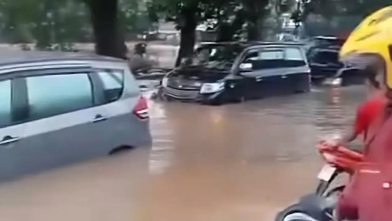 Banjir Setinggi 1 Meter Terjadi Di Gunung Putri, Bogor, Jawa Barat (jabar). Sebanyak 60 Rumah Warga Terendam. (sholihin/detikcom)
