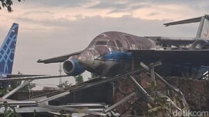 Sayap Pesawat Bekas Terempas Puting Beliung di Bogor, Evakuasi Menunggu Alat Berat