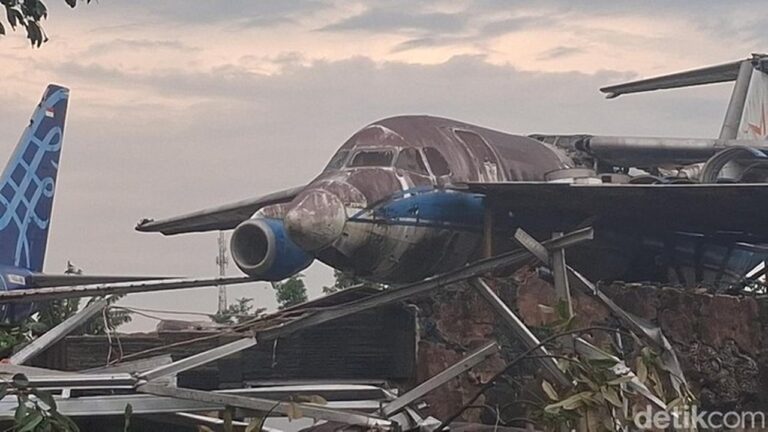 Sayap Pesawat Bekas Terempas Puting Beliung di Bogor, Evakuasi Menunggu Alat Berat