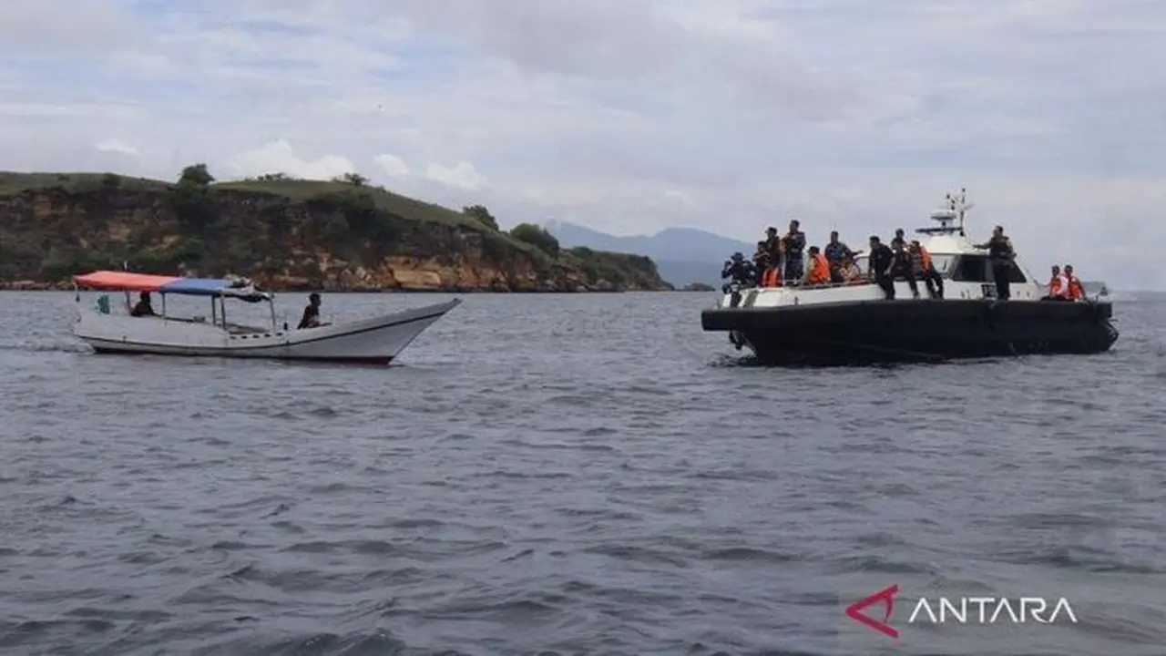 Foto: Tim Sar Gabungan Saat Melakukan Pencarian Para Korban Wna Asal Spanyol Yang Menjadi Korban Kapal Tenggelam Di Perairan Pulau Padar, Labuan Bajo, Manggarai Barat, Nusa Tenggara Timur (ntt), Senin (29/12). Antara/gecio Viana