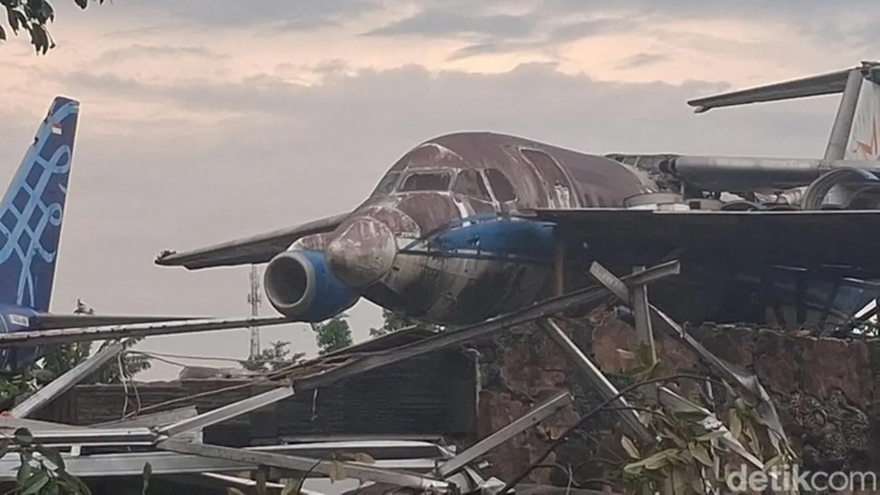 Foto: Penampakan Sayap Pesawat Bekas Timpa Atap Rumah Bogor Terbawa Puting Beliung (sholihin/detikcom).