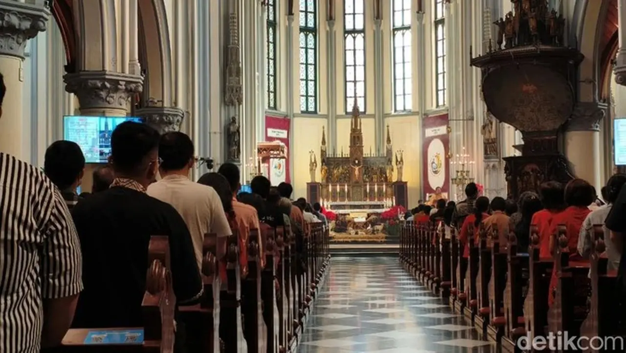 Foto: Umat Katolik Di Gereja Katedral Jakarta Melaksanakan Ibadah Misa Pontifikal Natal Dengan Khidmat. (kurniawan/detikcom)