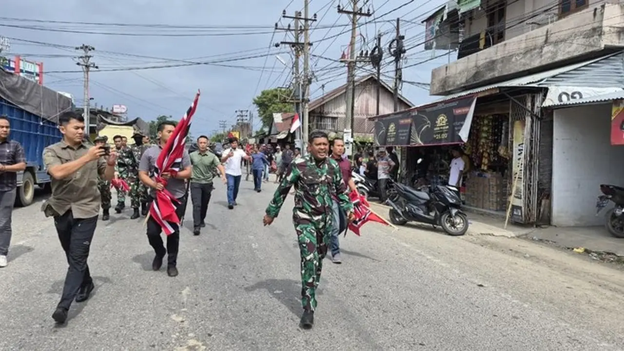 Foto: Tni Membubarkan Aksi Pengibaran Bendera Bulan Bintang Yang Dilakukan Sekelompok Orang. (dok Korem Lilawangsa)