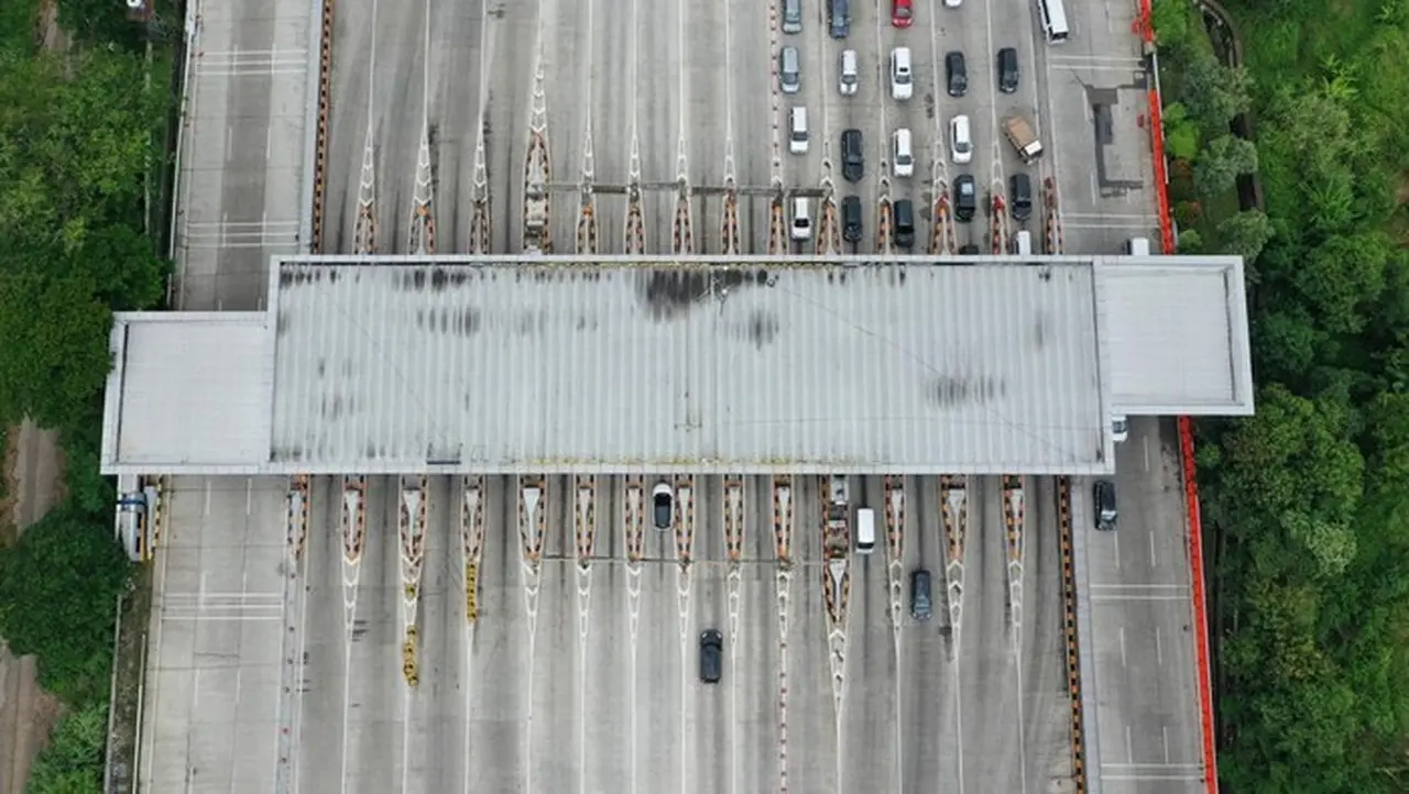Ilustrasi. Lalin Di Gerbang Tol (foto: Antara Foto/fakhri Hermansyah)