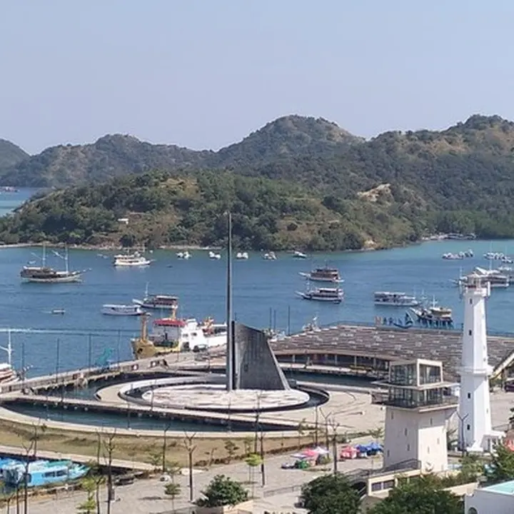 Cuaca Ekstrem, Pemerintah Larang Kapal Wisata Berlayar di Labuan Bajo hingga Awal 2026