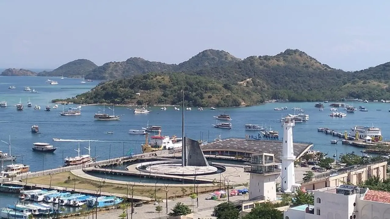 Foto: Kapal Kapal Wisata Berlabuh Di Pelabuhan Marina Waterfront Labuan Bajo, Manggarai Barat, Senin (16/6/2025). (ambrosius Ardin/detikbali)