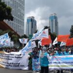 Massa Buruh Tolak UMP DKI 2026 Blokir Jalan Medan Merdeka Selatan, Lalu Lintas Macet Parah