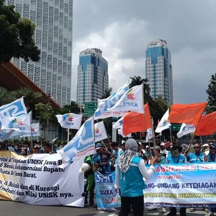 Massa Buruh Tolak UMP DKI 2026 Blokir Jalan Medan Merdeka Selatan, Lalu Lintas Macet Parah