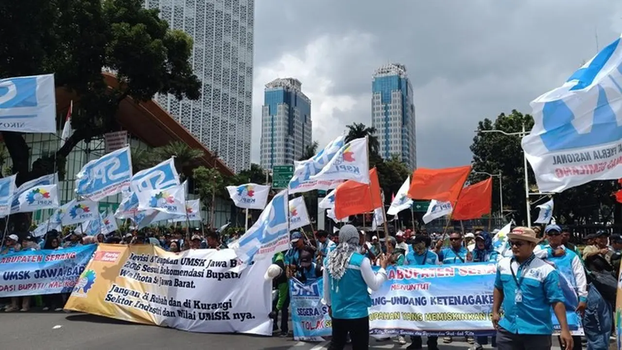 Massa Buruh Tolak Ump Tiba Di Jalan Medan Merdeka Selatan, Jakarta. (rizky Adha Mahendra/detikcom)