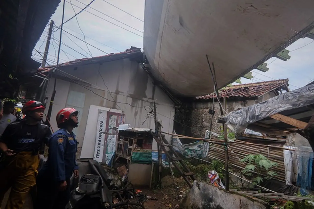 Rumah Di Bogor Rusak Tertimpa Sayap Pesawat (foto: Antara Foto/yulius Satria Wijaya)
