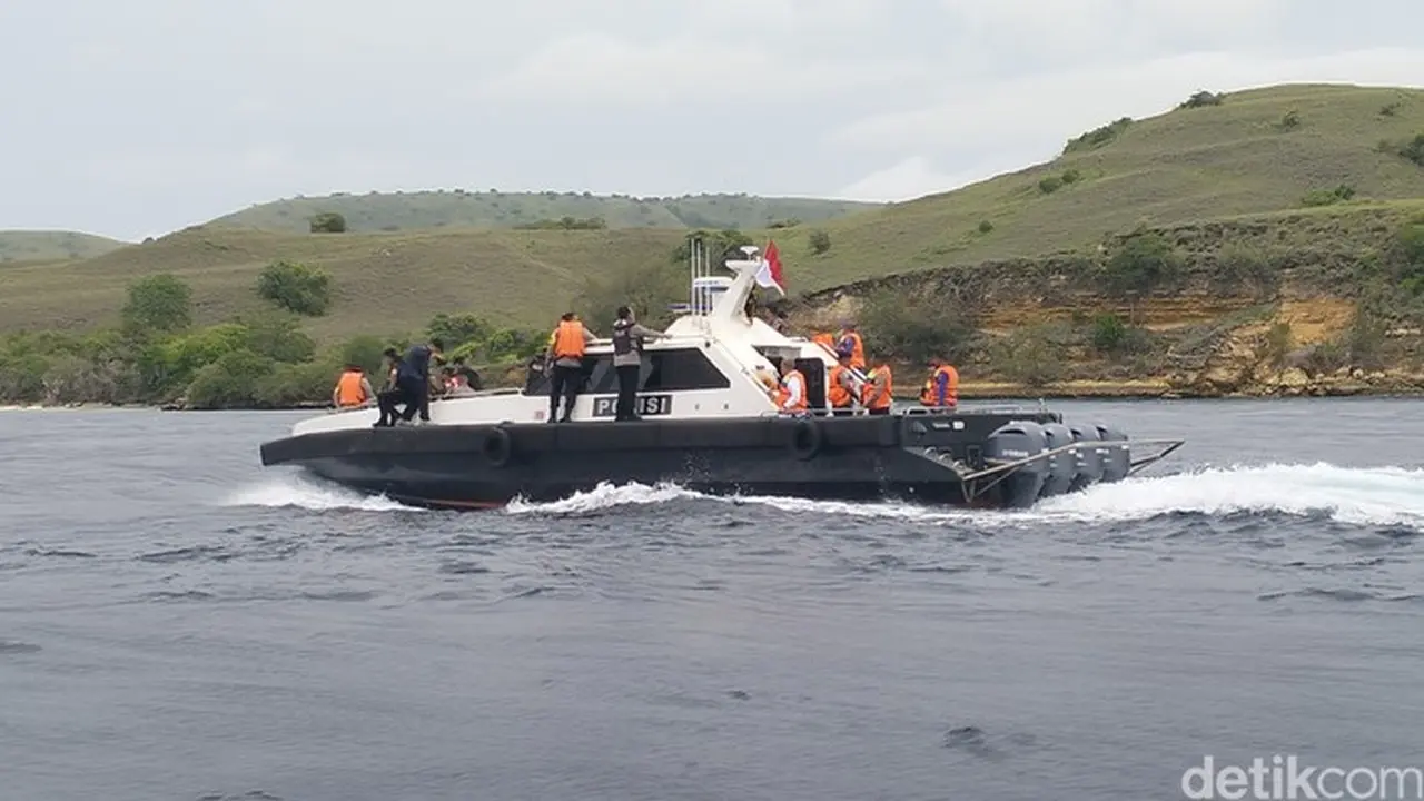 Foto: Tim Sar gabungan Melakukan Operasi Pencarian Korban Kapal Pinisi Putri Sakinah yang Tenggelam Di Perairan Pulau Padar, Labuan Bajo, Manggarai barat, Ntt, Senin (29/12/2025). (foto: ambrosius Ardin/detikbali)