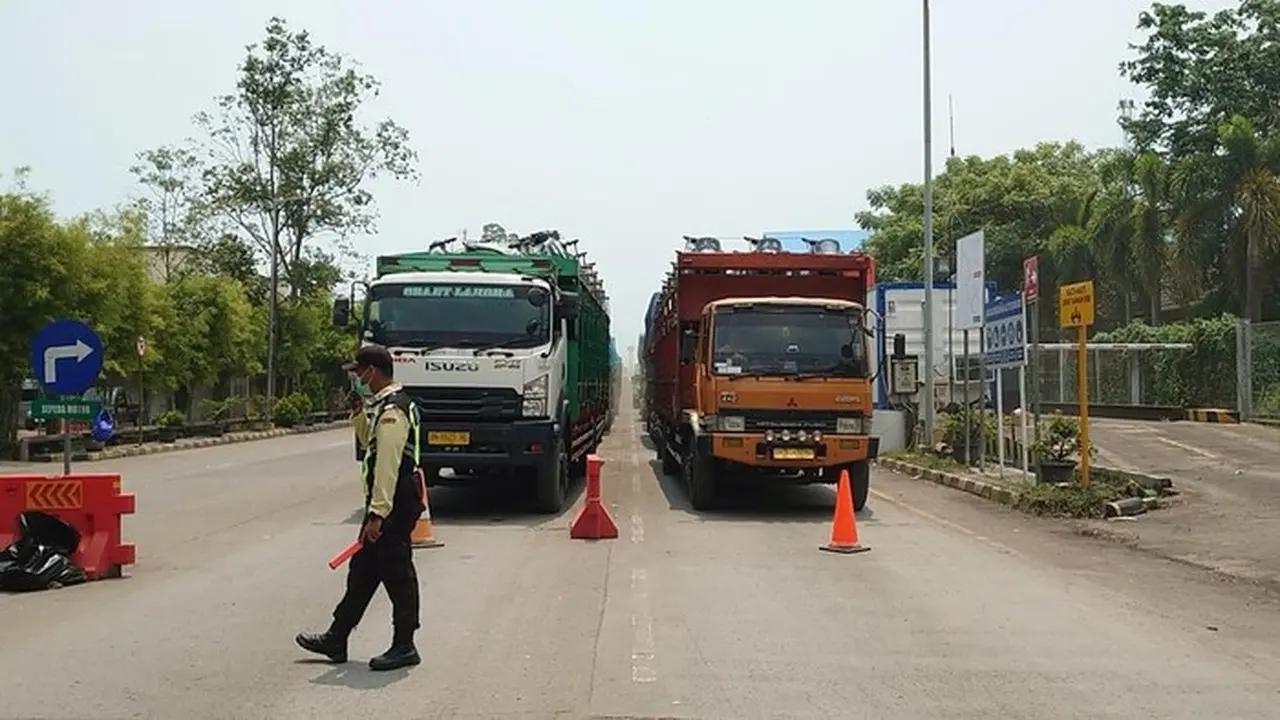 Foto: Truk Antre Di Pelabuhan Ciwandan (m Iqbal/detik)