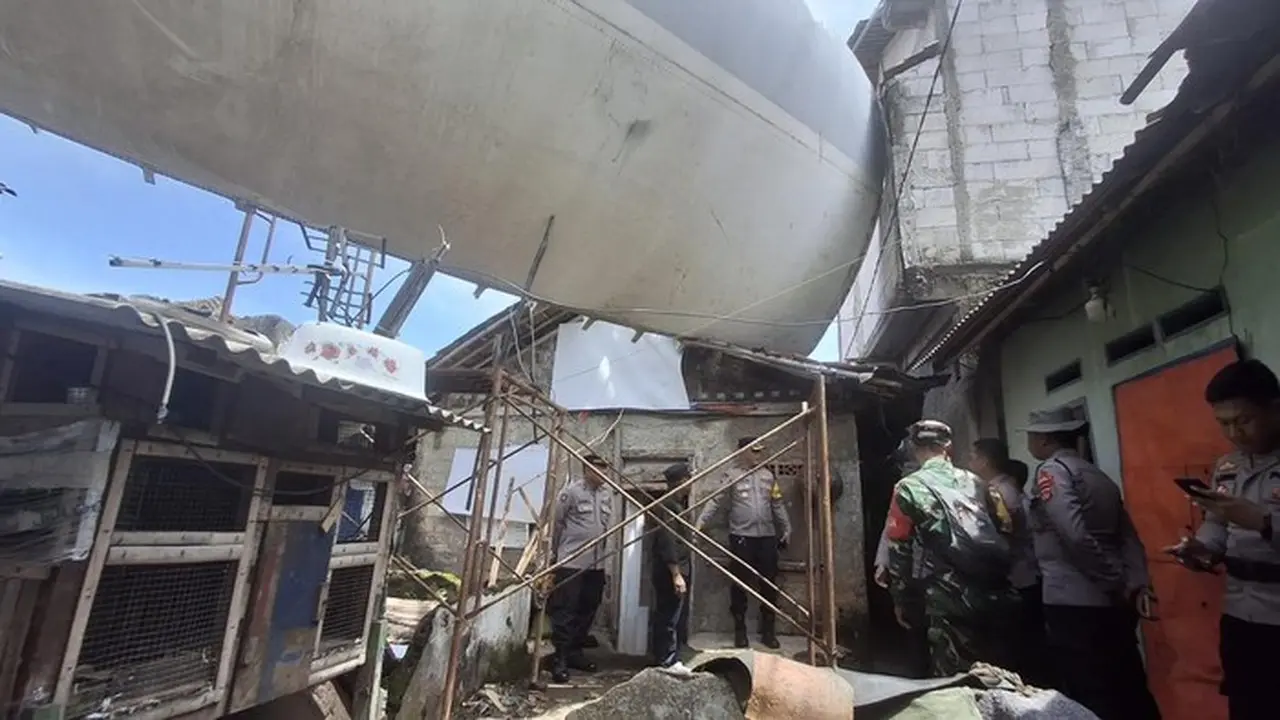 Foto: Penampakan Potongan Bangkai Pesawat Timpa Rumah Warga Di Bogor (sholihin/detikcom)
