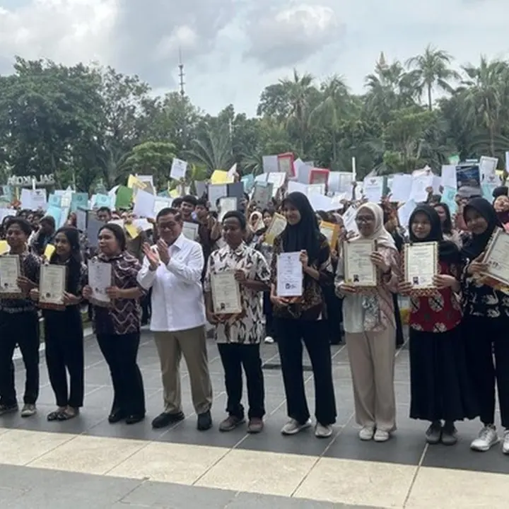 Pramono Anung Serahkan 6.050 Ijazah Warga Jakarta, Ada yang Tertahan 17 Tahun