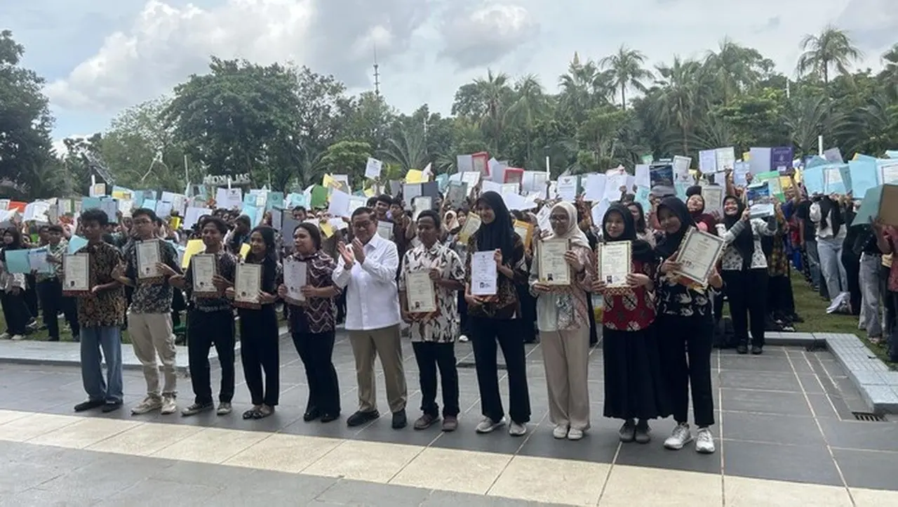 Foto: Pramono Anung Serahkan Ijazah Hasil Pemutihan (kadek/detikcom)