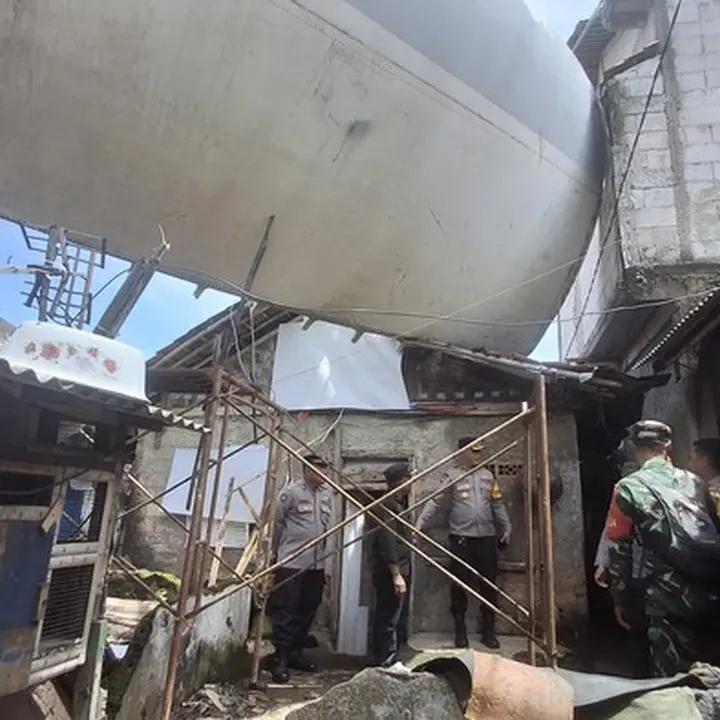 Potongan Bangkai Pesawat Hantam Rumah Warga Bogor Akibat Terjangan Puting Beliung
