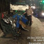 Kecelakaan Beruntun di Jakut: Bajaj Penyek Terjepit Truk, Sopir Luka Sobek