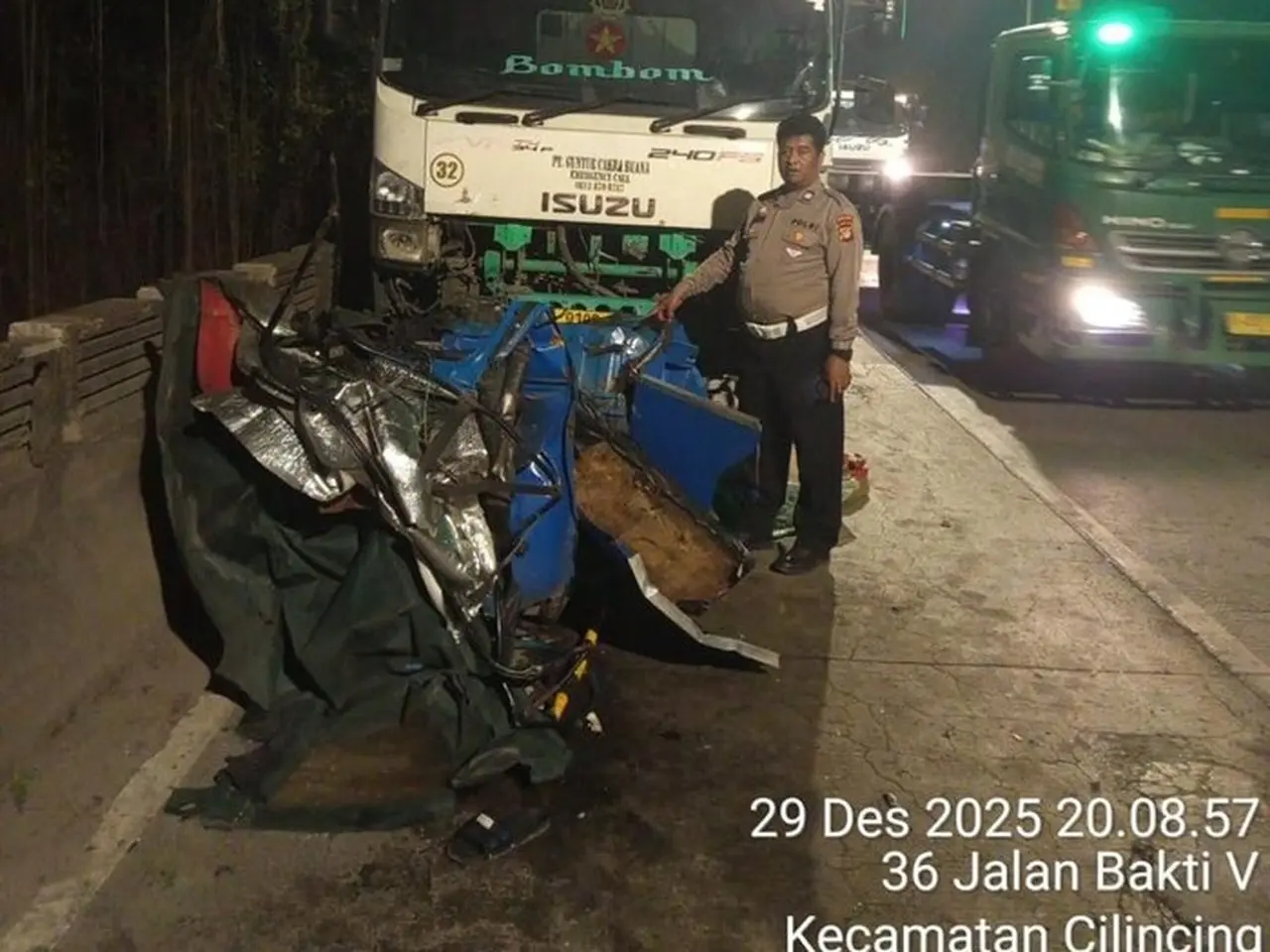 Bajaj Penyek Gara Gara Terjepit Truk Trailer Di Jakut (dok. Istimewa)