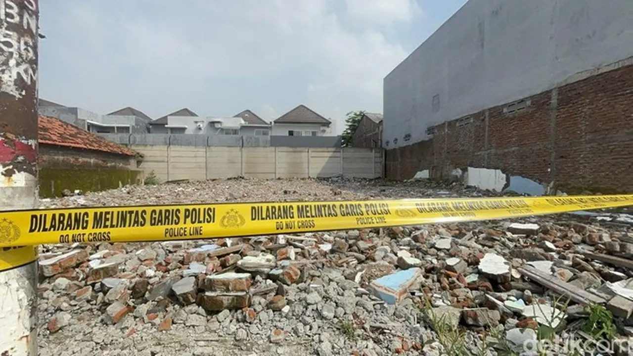Rumah Nenek Elina Yang Rata Dengan Tanah Telah Dipasangi Garis Polisi. (aprilia Devi/detikjatim)
