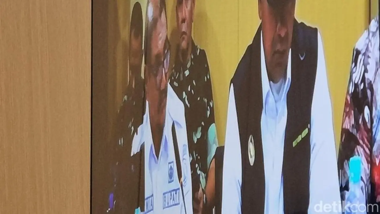 Bupati Aceh Tamiang (kiri) Dalam Rapat Koordinasi Satgas Pemulihan Pascabencana Dpr Ri Bersama Menteri Menteri Kabinet Merah Putih, Gubernur Aceh Muzakir Manaf (mualem) Dan Kepala Daerah Setempat Di Banda Aceh, Aceh (gibran Maulana/detikcom)