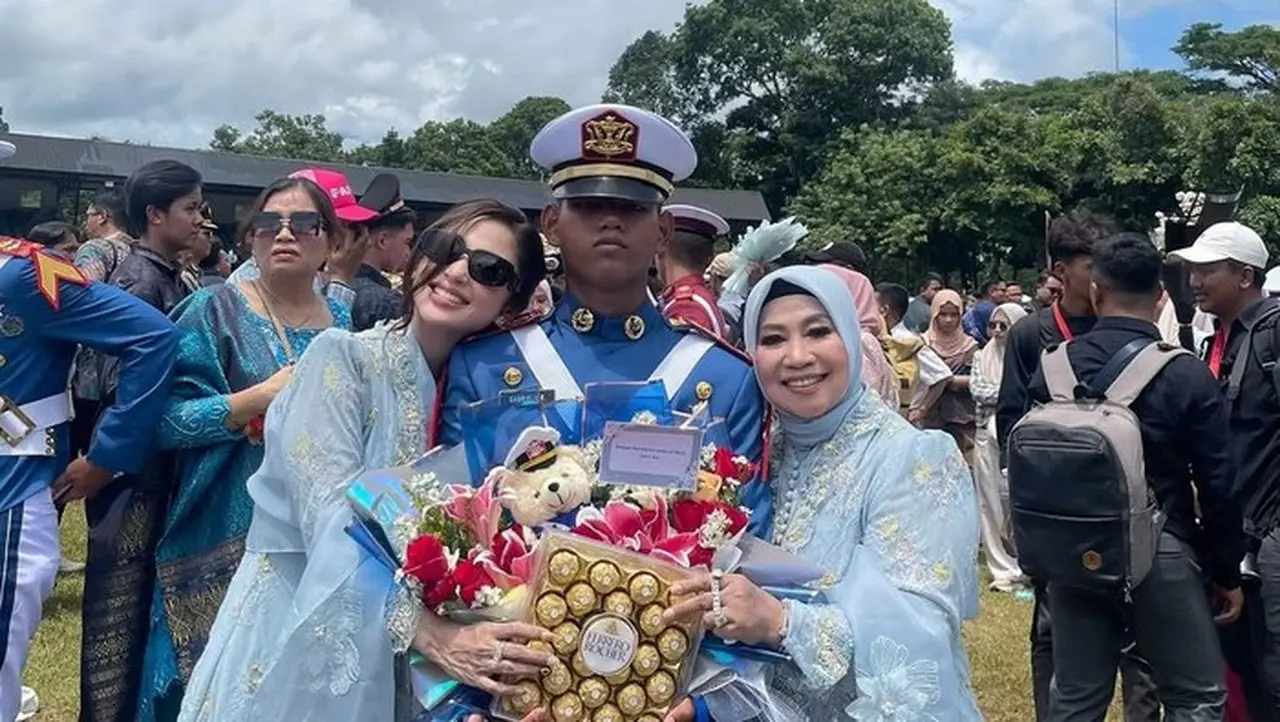 Dewi Perssik Dengan Anaknya Di Media Sosial Miliknya. Foto: Dok Instagram Dewi Perssik