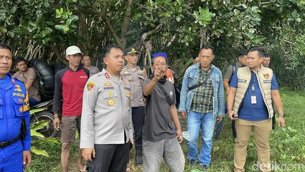 Kapolres Pangandaran Akbp Andri Kurniawan Memantau Insiden Penerjun Payung Jatuh. (aldi Nur Fadillah/detikjabar)
