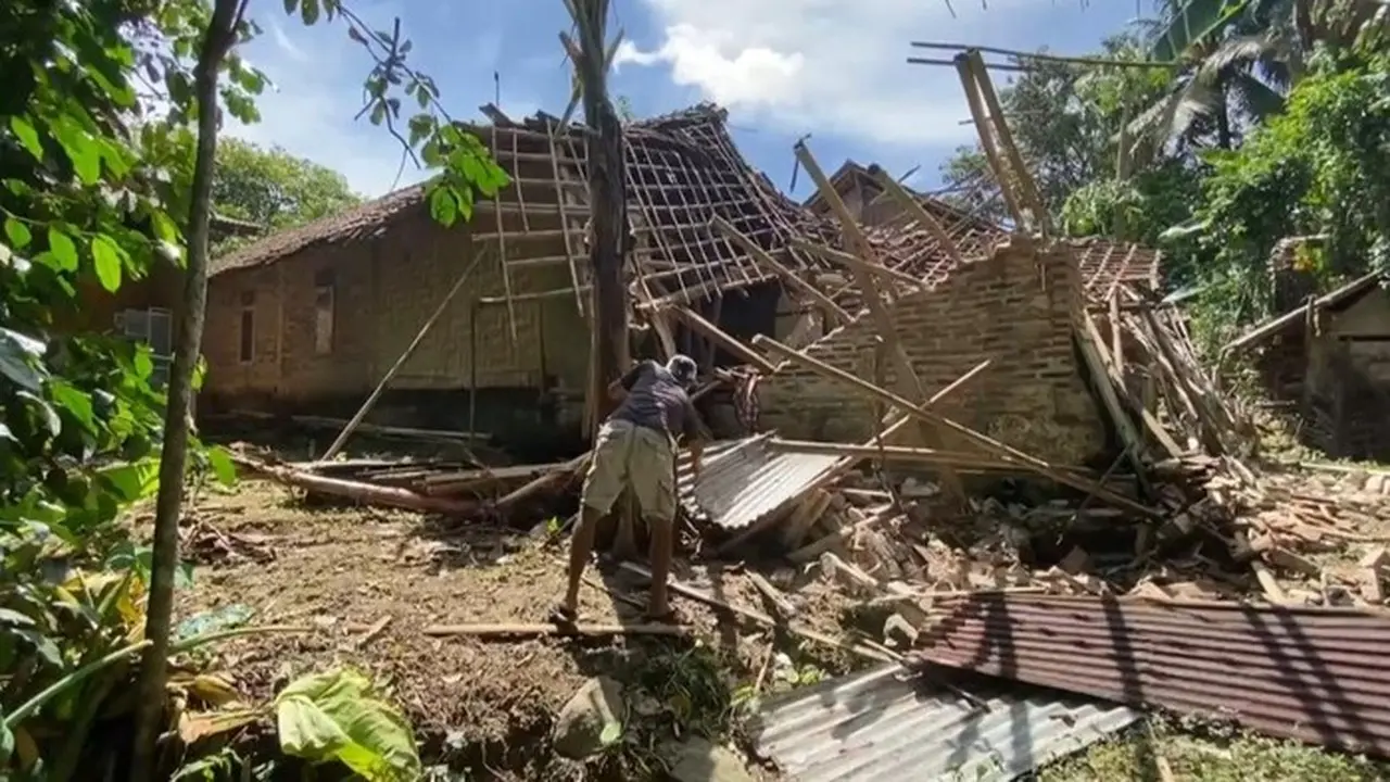 Sebuah Rumah Rusak Akibat Cuaca Ekstrem Di Lebak. (dok. Istimewa)